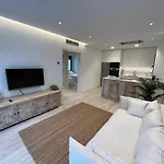 Avinguda Madrid 27 Bajos 1ª アパート *
